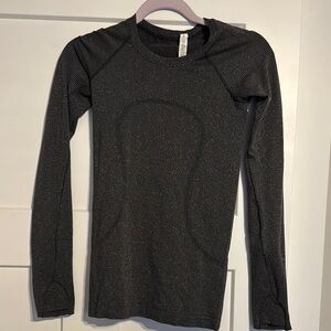 Workout/ Fitted Black Long Sleeve Top LULULEMON